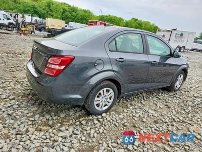 Trzecie zdjęcie samochodu z tyłu: 2018 CHEVROLET SONIC LS VIN:1G1JB5SG8J4110853 - miniatura