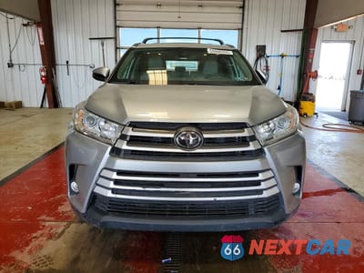 Piąte zdjęcie samochodu w środku: 2018 TOYOTA HIGHLANDER XLE VIN:5TDJZRFH4JS530840 - miniatura