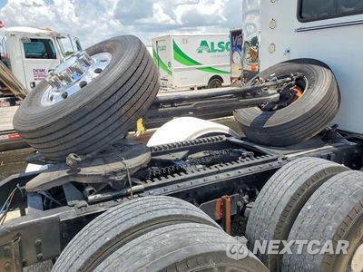 Zdjęcie 9 z 10 samochodu: 2017 KENWORTH T880 SEMI TRUCK VIN:1XKZD49X4HJ140338 - miniatura