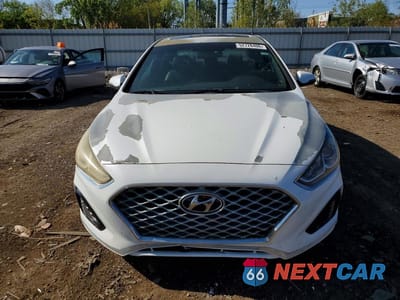 Piąte zdjęcie samochodu w środku: 2018 HYUNDAI SONATA SPORT VIN:5NPE34AF4JH646864 - miniatura