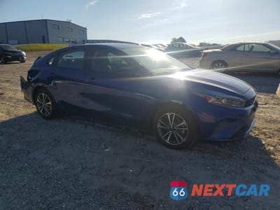 Czwarte zdjęcie samochodu z boku: 2023 KIA FORTE LXS VIN:3KPF24AD8PE555826 - miniatura
