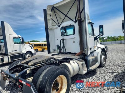 Czwarte zdjęcie samochodu z boku: 2017 VOLVO VNL SEMI TRUCK VIN:4V4N39TG4HN988137 - miniatura