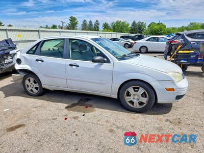 Czwarte zdjęcie samochodu z boku: 2005 FORD FOCUS ZX4 VIN:1FAFP34N15W182170 - miniatura