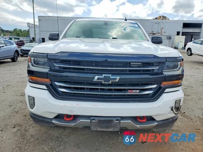 Piąte zdjęcie samochodu w środku: 2018 CHEVROLET SILVERADO K1500 LT VIN:1GCVKREC8JZ294784 - miniatura