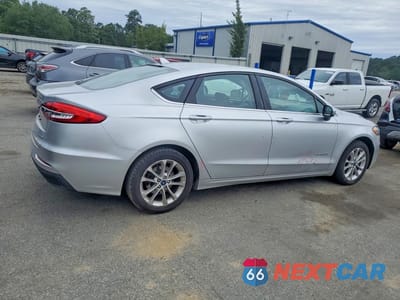 Trzecie zdjęcie samochodu z tyłu: 2019 FORD FUSION SE VIN:3FA6P0LU6KR221440 - miniatura
