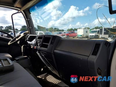 Piąte zdjęcie samochodu w środku: 2018 ISUZU NPR HD DUMP TRUCK VIN:54DC4W1B3JS801124 - miniatura