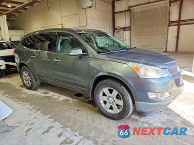 Czwarte zdjęcie samochodu z boku: 2011 CHEVROLET TRAVERSE LT VIN:1GNKVGED0BJ265584 - miniatura