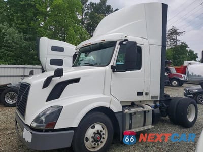 Drugie zdjęcie samochodu z przodu: 2018 VOLVO VNL SEMI TRUCK VIN:4V4N39TG3JN988233 - miniatura