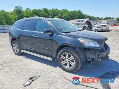 Czwarte zdjęcie samochodu z boku: 2017 CHEVROLET TRAVERSE LT VIN:1GNKVHKD4HJ147167 - miniatura