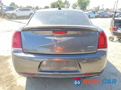 Zdjęcie 6 z 12 samochodu: 2017 CHRYSLER 300 S VIN:2C3CCABG9HH585774 - miniatura