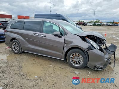 Czwarte zdjęcie samochodu z boku: 2023 TOYOTA SIENNA XLE VIN:5TDYRKEC9PS151577 - miniatura