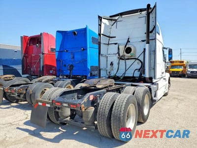 Czwarte zdjęcie samochodu z boku: 2016 VOLVO VNL SEMI TRUCK VIN:4V4NC9EJ3GN954200 - miniatura