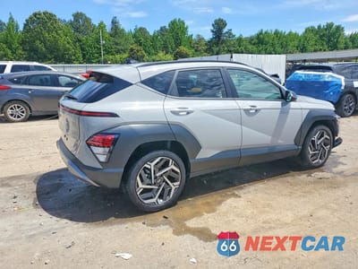 Trzecie zdjęcie samochodu z tyłu: 2026 HYUNDAI KONA SEL PREMIUM VIN:KM8HD3A39TU376819 - miniatura