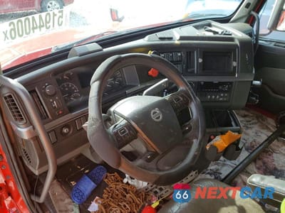 Piąte zdjęcie samochodu w środku: 2019 VOLVO VNL SEMI TRUCK VIN:4V4NC9EH9KN899256 - miniatura