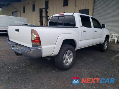 Trzecie zdjęcie samochodu z tyłu: 2013 TOYOTA TACOMA DOUBLE CAB VIN:3TMLU4EN0DM111907 - miniatura