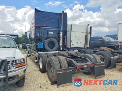 Trzecie zdjęcie samochodu z tyłu: 2012 VOLVO VN VNL VIN:4V4NC9EH7CN560092 - miniatura