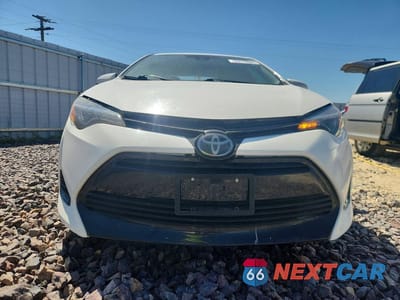 Piąte zdjęcie samochodu w środku: 2018 TOYOTA COROLLA LE VIN:5YFBURHE8JP841170 - miniatura