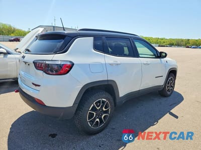 Trzecie zdjęcie samochodu z tyłu: 2025 JEEP COMPASS TRAILHAWK VIN:3C4NJDDN2ST564044 - miniatura
