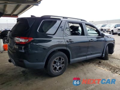 Trzecie zdjęcie samochodu z tyłu: 2025 HONDA PILOT TRAILSPORT VIN:5FNYG1H60SB043707 - miniatura