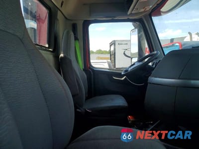 Piąte zdjęcie samochodu w środku: 2022 VOLVO VNR SEMI TRUCK VIN:4V4WC9EG9NN301781 - miniatura