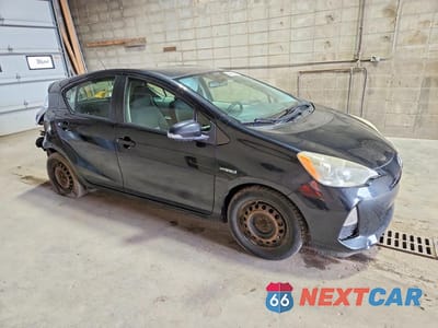 Czwarte zdjęcie samochodu z boku: 2013 TOYOTA PRIUS C TWO VIN:JTDKDTB36D1536988 - miniatura