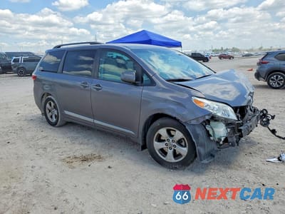 Czwarte zdjęcie samochodu z boku: 2017 TOYOTA SIENNA LE VIN:5TDKZ3DC9HS847340 - miniatura