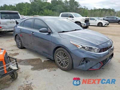 Czwarte zdjęcie samochodu z boku: 2023 KIA FORTE GT LINE VIN:3KPF54AD8PE587814 - miniatura