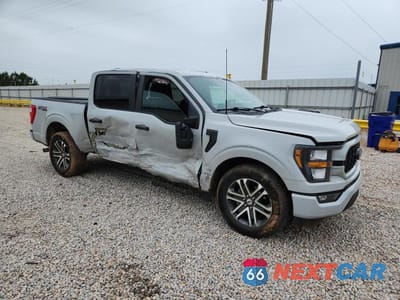 Czwarte zdjęcie samochodu z boku: 2023 FORD F150 SUPERCREW VIN:1FTEW1CP8PKF36678 - miniatura