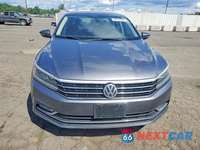 Piąte zdjęcie samochodu w środku: 2018 VOLKSWAGEN PASSAT SE VIN:1VWBA7A30JC010029 - miniatura