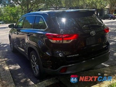 Trzecie zdjęcie samochodu z tyłu: 2019 TOYOTA HIGHLANDER XLE VIN:5TDJZRFH6KS604292 - miniatura