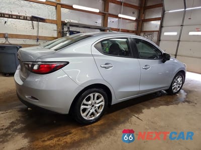 Trzecie zdjęcie samochodu z tyłu: 2018 TOYOTA YARIS IA BASE VIN:3MYDLBYV9JY321760 - miniatura