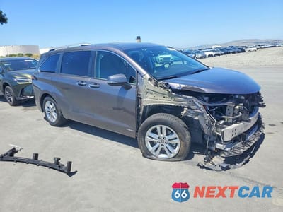 Czwarte zdjęcie samochodu z boku: 2021 TOYOTA SIENNA PLATINUM 7-PASSENGER VIN:5TDESKFC7MS003932 - miniatura