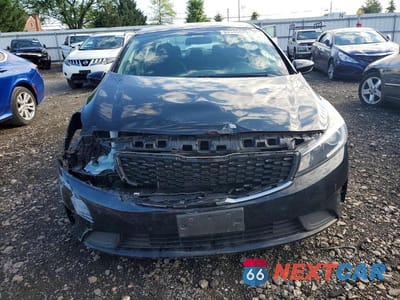 Piąte zdjęcie samochodu w środku: 2018 KIA FORTE LX VIN:3KPFL4A77JE237517 - miniatura