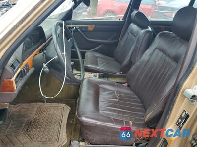 Zdjęcie 7 z 12 samochodu: 1983 MERCEDES-BENZ 380 SEL VIN:WDBCA33A7DB044151 - miniatura