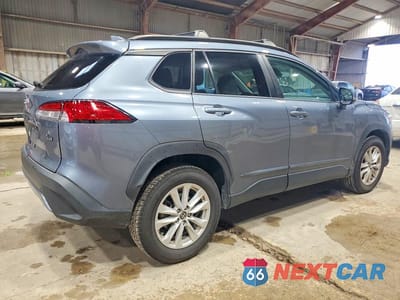 Trzecie zdjęcie samochodu z tyłu: 2022 TOYOTA COROLLA CROSS LE VIN:7MUCAAAG5NV018080 - miniatura