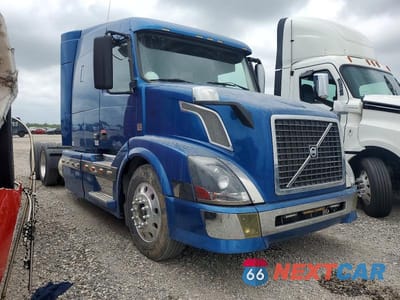2013 VOLVO VN VNL 4V4NC9KK5DN145144 - główne zdjęcie licytacji z USA - miniatura