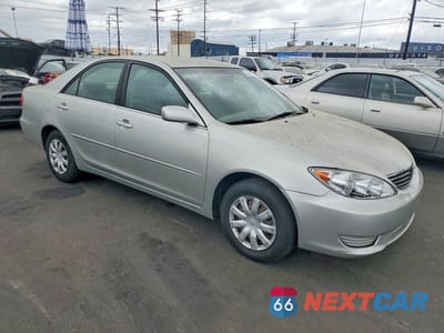 Czwarte zdjęcie samochodu z boku: 2005 TOYOTA CAMRY LE VIN:JTDBE32K453034684 - miniatura