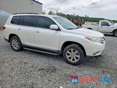 Czwarte zdjęcie samochodu z boku: 2013 TOYOTA HIGHLANDER PLUS VIN:5TDZA3EH7DS037120 - miniatura