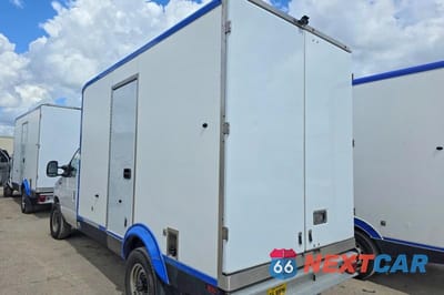 Trzecie zdjęcie samochodu z tyłu: 2023 FORD ECONOLINE E350 SUPER DUTY CUTAWAY VAN VIN:1FDWE3FK6PDD14711 - miniatura