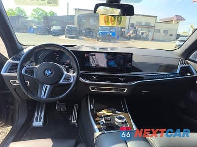 Zdjęcie 9 z 15 samochodu: 2023 BMW X7 M60I VIN:5UX33EM04P9R91655 - miniatura