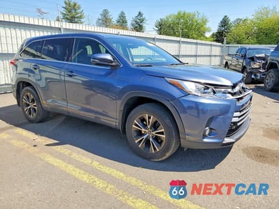 Czwarte zdjęcie samochodu z boku: 2017 TOYOTA HIGHLANDER LE PLUS VIN:5TDBZRFH2HS427947 - miniatura