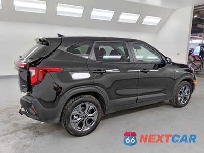 Trzecie zdjęcie samochodu z tyłu: 2026 KIA SELTOS LX VIN:KNDEPCAA0T7900421 - miniatura