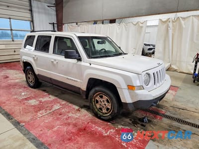 Czwarte zdjęcie samochodu z boku: 2016 JEEP PATRIOT SPORT VIN:1C4NJRBB2GD668925 - miniatura