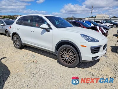 Czwarte zdjęcie samochodu z boku: 2017 PORSCHE CAYENNE S VIN:WP1AB2A25HLA52601 - miniatura