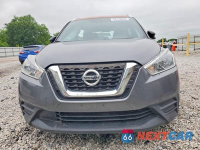 Piąte zdjęcie samochodu w środku: 2019 NISSAN KICKS SV VIN:3N1CP5CU1KL566780 - miniatura