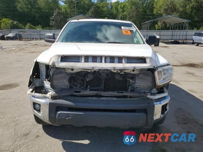 Piąte zdjęcie samochodu w środku: 2017 TOYOTA TUNDRA CREWMAX SR5 VIN:5TFEW5F18HX227974 - miniatura