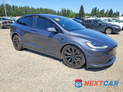 Czwarte zdjęcie samochodu z boku: 2023 TESLA MODEL X VIN:7SAXCBE56PF374617 - miniatura