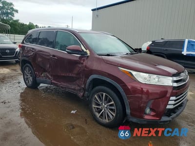 Czwarte zdjęcie samochodu z boku: 2019 TOYOTA HIGHLANDER XLE VIN:5TDKZRFH1KS320850 - miniatura
