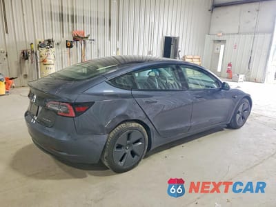 Trzecie zdjęcie samochodu z tyłu: 2021 TESLA MODEL 3 VIN:5YJ3E1EB4MF858013 - miniatura