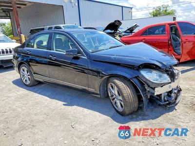 Czwarte zdjęcie samochodu z boku: 2013 MERCEDES-BENZ C 250 VIN:WDDGF4HB1DR272462 - miniatura